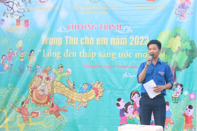 Enjoy the Full Moon Festival for Kids in Son Hong border area of Giai Lam Pagoda, Ha Tinh