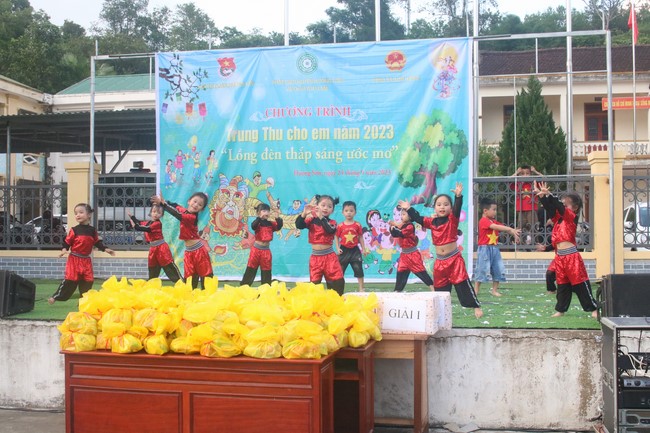 Enjoy the Full Moon Festival for Kids in Son Hong border area of Giai Lam Pagoda, Ha Tinh