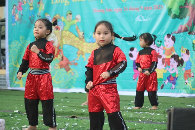 Enjoy the Full Moon Festival for Kids in Son Hong border area of Giai Lam Pagoda, Ha Tinh