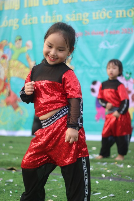 Enjoy the Full Moon Festival for Kids in Son Hong border area of Giai Lam Pagoda, Ha Tinh