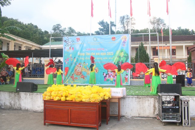 Enjoy the Full Moon Festival for Kids in Son Hong border area of Giai Lam Pagoda, Ha Tinh