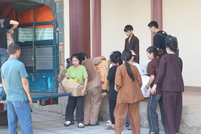 Enjoy the Full Moon Festival for Kids in Son Hong border area of Giai Lam Pagoda, Ha Tinh