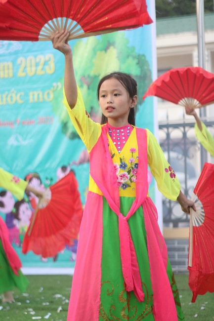 Enjoy the Full Moon Festival for Kids in Son Hong border area of Giai Lam Pagoda, Ha Tinh