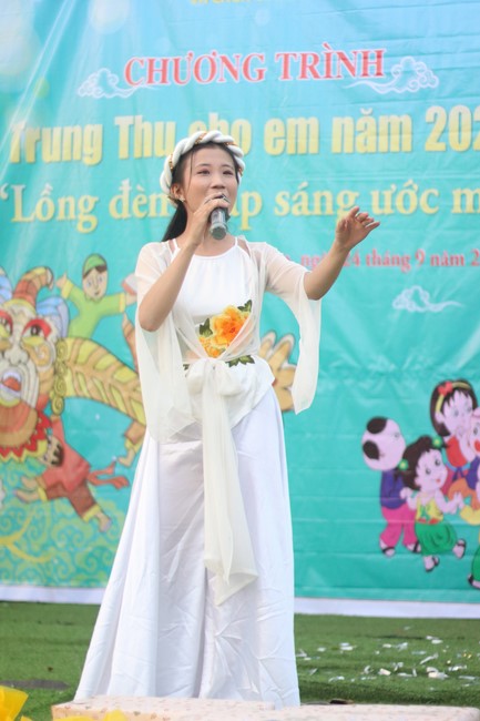 Enjoy the Full Moon Festival for Kids in Son Hong border area of Giai Lam Pagoda, Ha Tinh