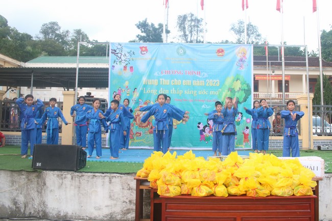 Enjoy the Full Moon Festival for Kids in Son Hong border area of Giai Lam Pagoda, Ha Tinh