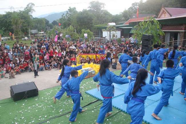 Enjoy the Full Moon Festival for Kids in Son Hong border area of Giai Lam Pagoda, Ha Tinh