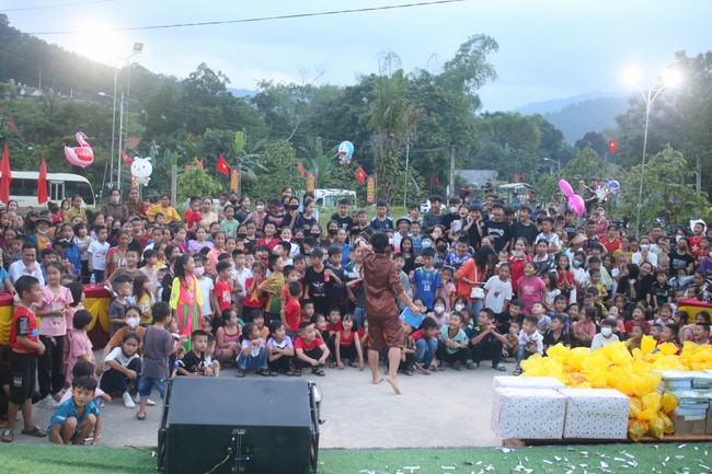 Enjoy the Full Moon Festival for Kids in Son Hong border area of Giai Lam Pagoda, Ha Tinh
