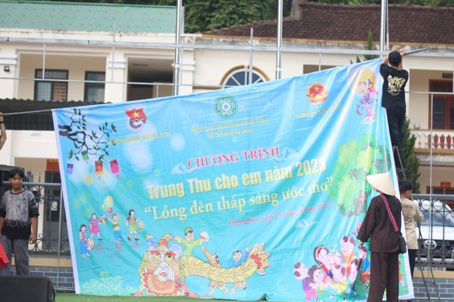 Enjoy the Full Moon Festival for Kids in Son Hong border area of Giai Lam Pagoda, Ha Tinh