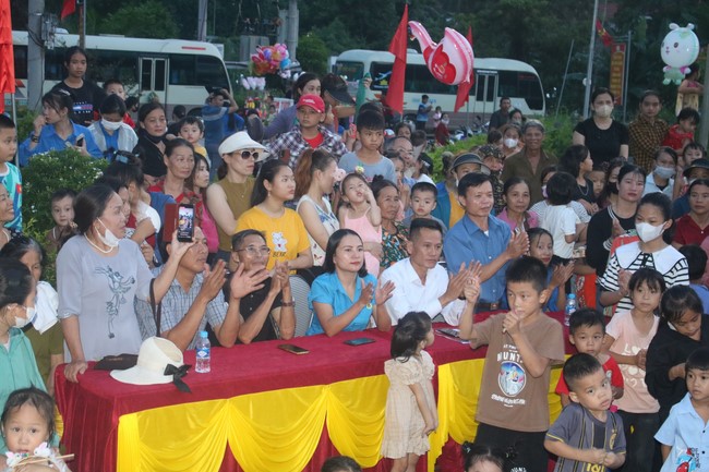 Enjoy the Full Moon Festival for Kids in Son Hong border area of Giai Lam Pagoda, Ha Tinh