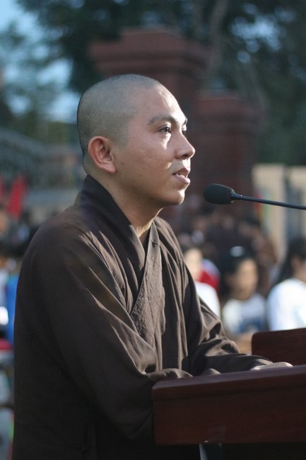 Enjoy the Full Moon Festival for Kids in Son Hong border area of Giai Lam Pagoda, Ha Tinh