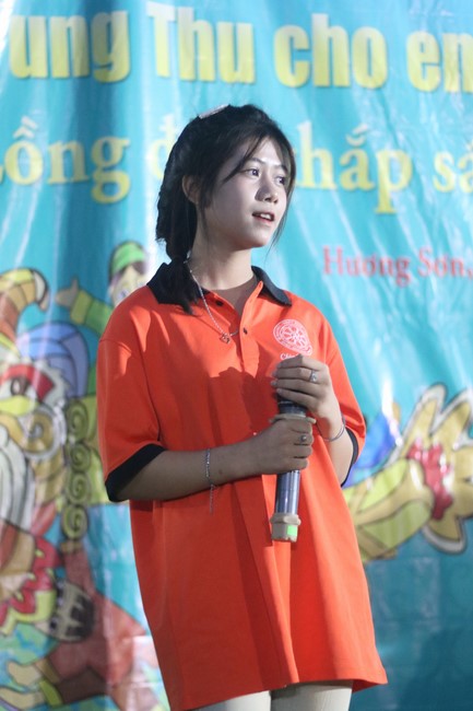 Enjoy the Full Moon Festival for Kids in Son Hong border area of Giai Lam Pagoda, Ha Tinh