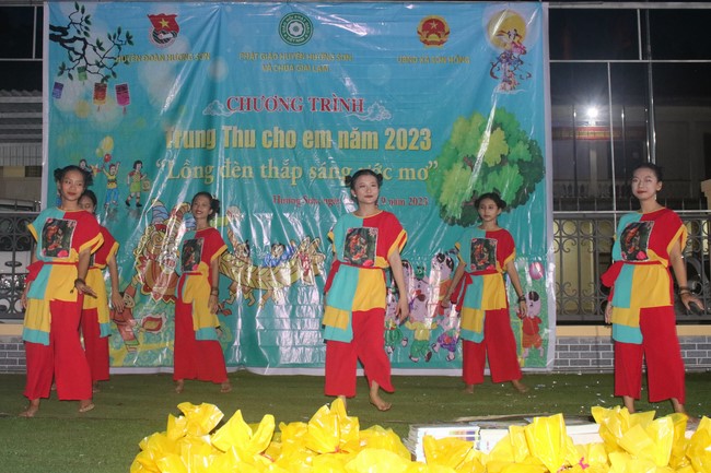Enjoy the Full Moon Festival for Kids in Son Hong border area of Giai Lam Pagoda, Ha Tinh