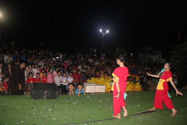 Enjoy the Full Moon Festival for Kids in Son Hong border area of Giai Lam Pagoda, Ha Tinh