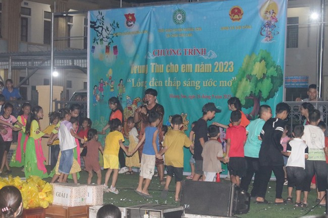 Enjoy the Full Moon Festival for Kids in Son Hong border area of Giai Lam Pagoda, Ha Tinh