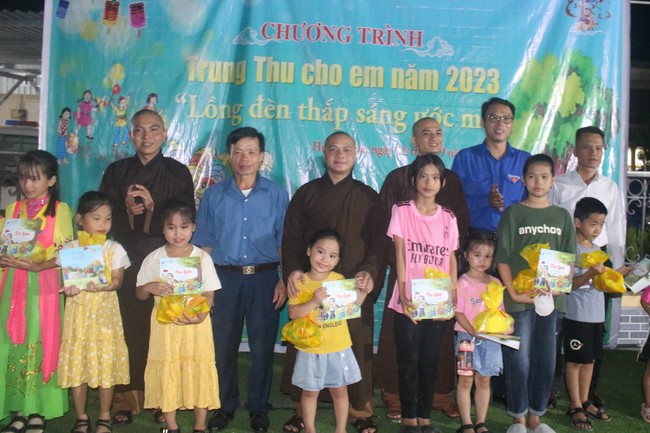 Enjoy the Full Moon Festival for Kids in Son Hong border area of Giai Lam Pagoda, Ha Tinh