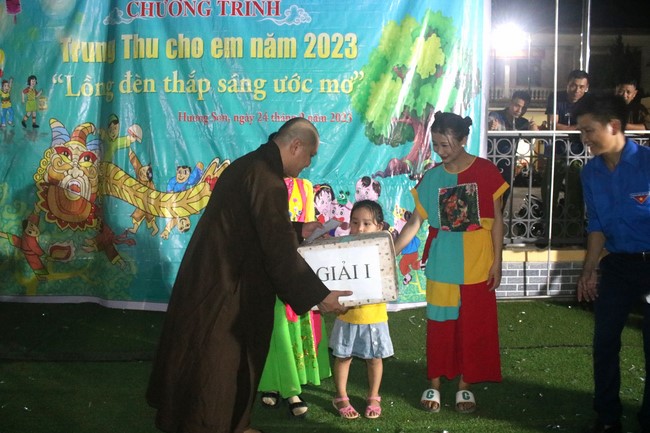 Enjoy the Full Moon Festival for Kids in Son Hong border area of Giai Lam Pagoda, Ha Tinh