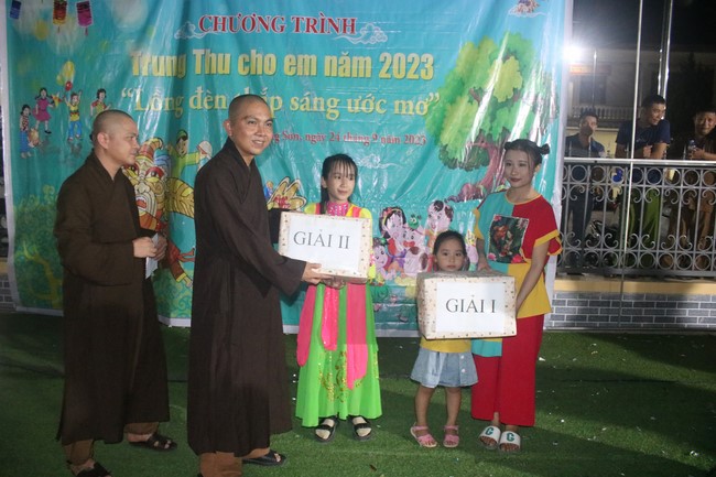 Enjoy the Full Moon Festival for Kids in Son Hong border area of Giai Lam Pagoda, Ha Tinh