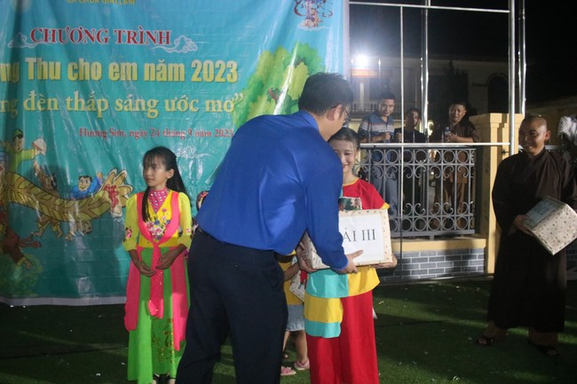 Enjoy the Full Moon Festival for Kids in Son Hong border area of Giai Lam Pagoda, Ha Tinh