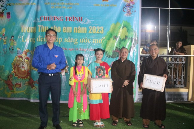 Enjoy the Full Moon Festival for Kids in Son Hong border area of Giai Lam Pagoda, Ha Tinh