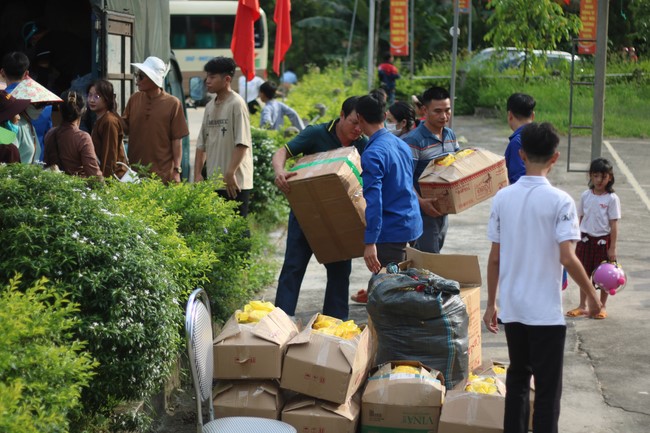 Enjoy the Full Moon Festival for Kids in Son Hong border area of Giai Lam Pagoda, Ha Tinh
