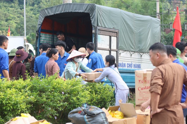Enjoy the Full Moon Festival for Kids in Son Hong border area of Giai Lam Pagoda, Ha Tinh