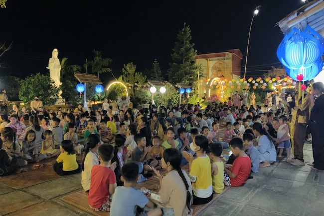 “Besides Buddha on Mid-Autumn Festival for Kids of Dong Cao Pagoda, Thanh Hoa