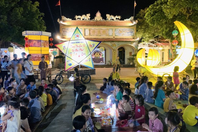 “Besides Buddha on Mid-Autumn Festival for Kids of Dong Cao Pagoda, Thanh Hoa