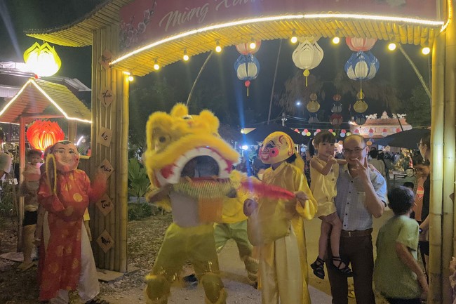 “Besides Buddha on Mid-Autumn Festival for Kids of Dong Cao Pagoda, Thanh Hoa