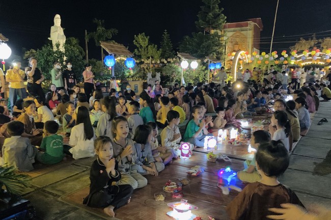 “Besides Buddha on Mid-Autumn Festival for Kids of Dong Cao Pagoda, Thanh Hoa