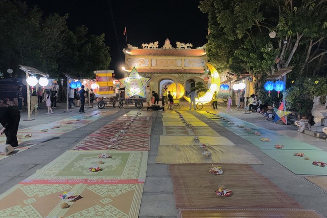 “Besides Buddha on Mid-Autumn Festival for Kids of Dong Cao Pagoda, Thanh Hoa