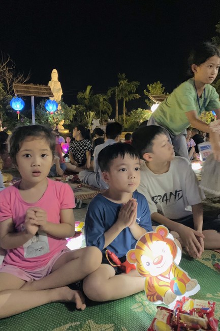 “Besides Buddha on Mid-Autumn Festival for Kids of Dong Cao Pagoda, Thanh Hoa