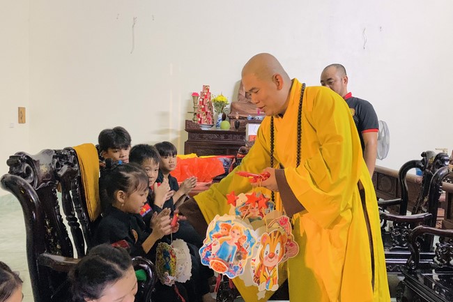 “Besides Buddha on Mid-Autumn Festival for Kids of Dong Cao Pagoda, Thanh Hoa