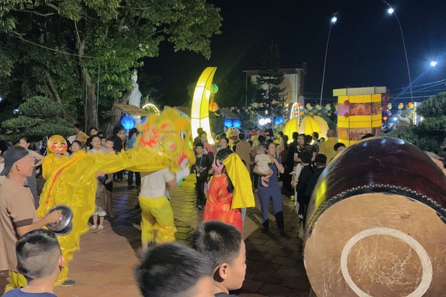 “Besides Buddha on Mid-Autumn Festival for Kids of Dong Cao Pagoda, Thanh Hoa