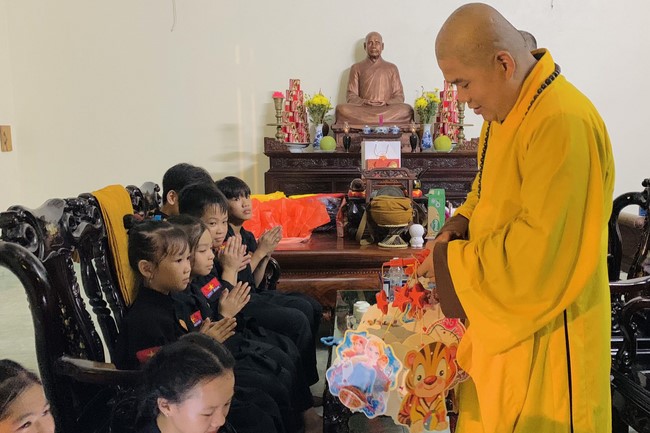 “Besides Buddha on Mid-Autumn Festival for Kids of Dong Cao Pagoda, Thanh Hoa
