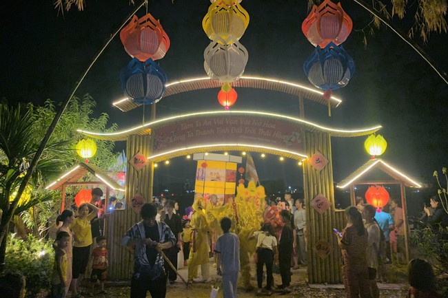 “Besides Buddha on Mid-Autumn Festival for Kids of Dong Cao Pagoda, Thanh Hoa