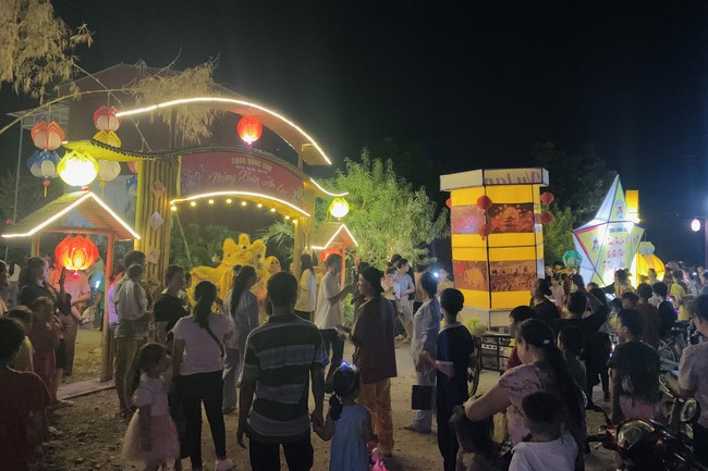 “Besides Buddha on Mid-Autumn Festival for Kids of Dong Cao Pagoda, Thanh Hoa