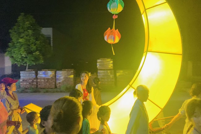 “Besides Buddha on Mid-Autumn Festival for Kids of Dong Cao Pagoda, Thanh Hoa