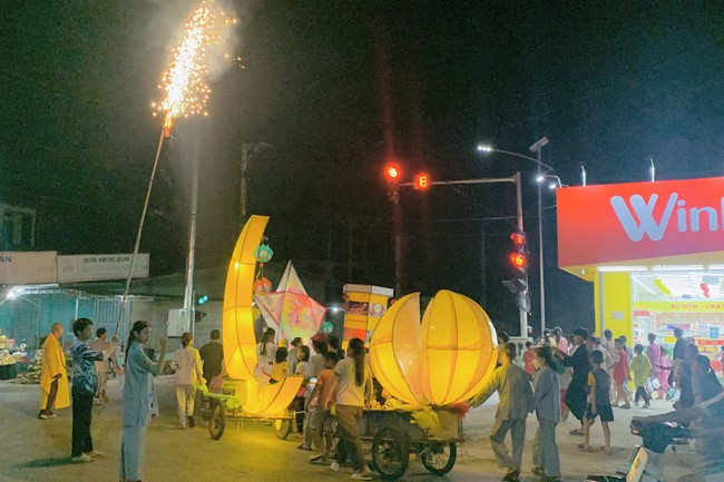 “Besides Buddha on Mid-Autumn Festival for Kids of Dong Cao Pagoda, Thanh Hoa