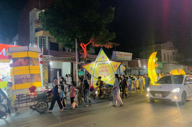 “Besides Buddha on Mid-Autumn Festival for Kids of Dong Cao Pagoda, Thanh Hoa