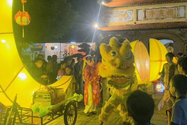“Besides Buddha on Mid-Autumn Festival for Kids of Dong Cao Pagoda, Thanh Hoa