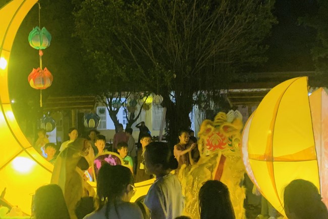 “Besides Buddha on Mid-Autumn Festival for Kids of Dong Cao Pagoda, Thanh Hoa