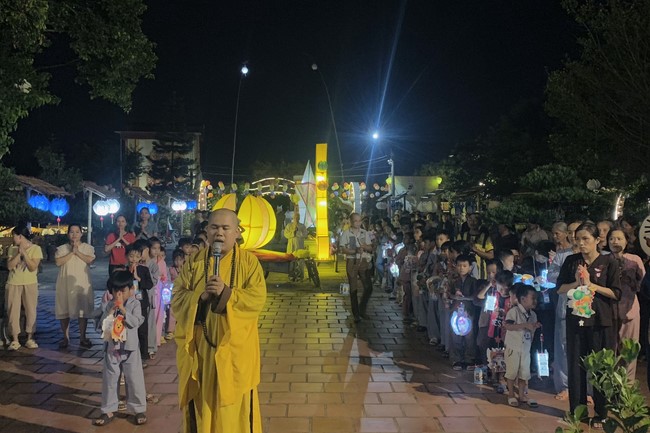 “Besides Buddha on Mid-Autumn Festival for Kids of Dong Cao Pagoda, Thanh Hoa