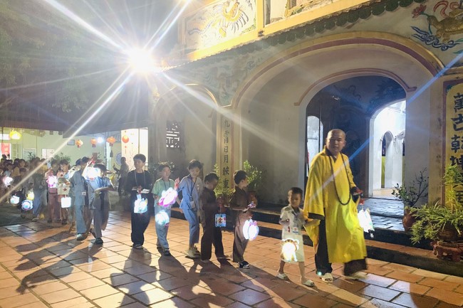 “Besides Buddha on Mid-Autumn Festival for Kids of Dong Cao Pagoda, Thanh Hoa