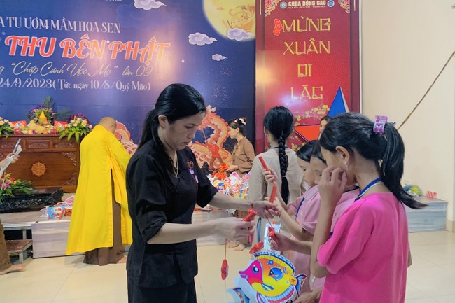 “Besides Buddha on Mid-Autumn Festival for Kids of Dong Cao Pagoda, Thanh Hoa
