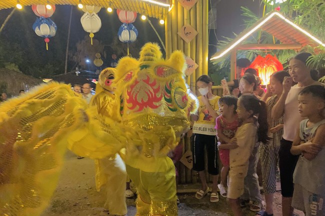 “Besides Buddha on Mid-Autumn Festival for Kids of Dong Cao Pagoda, Thanh Hoa