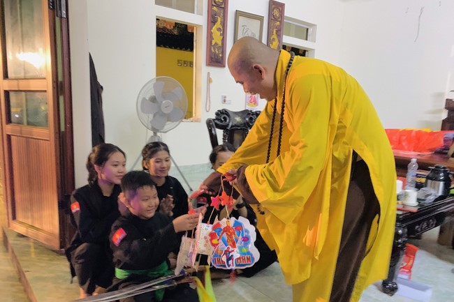 “Besides Buddha on Mid-Autumn Festival for Kids of Dong Cao Pagoda, Thanh Hoa