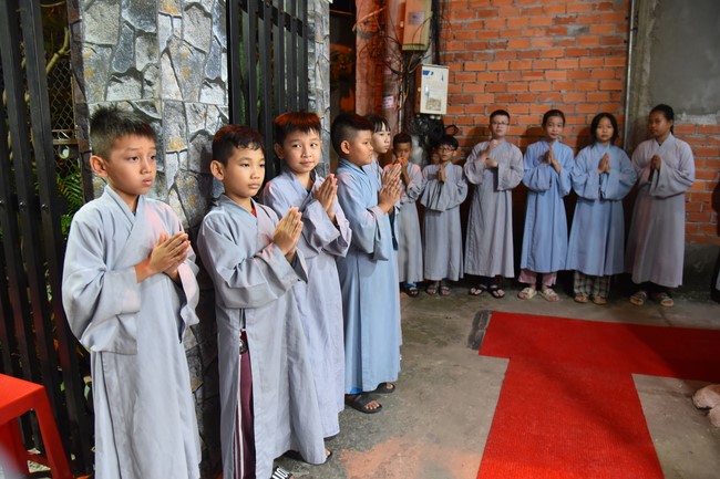 The 8th One-Day Retreat, and giving gifts on Mid-autumn Festival at Minh Chat ashram in Can Tho