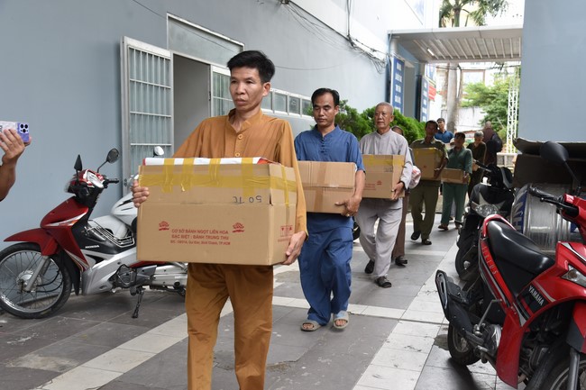 The 8th One-Day Retreat, and giving gifts on Mid-autumn Festival at Minh Chat ashram in Can Tho