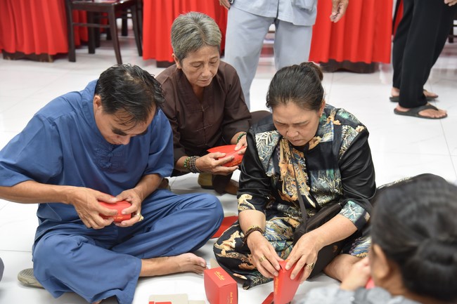 The 8th One-Day Retreat, and giving gifts on Mid-autumn Festival at Minh Chat ashram in Can Tho