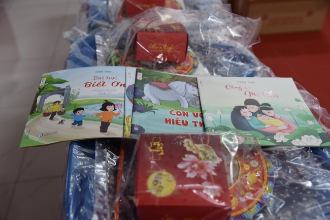 The 8th One-Day Retreat, and giving gifts on Mid-autumn Festival at Minh Chat ashram in Can Tho